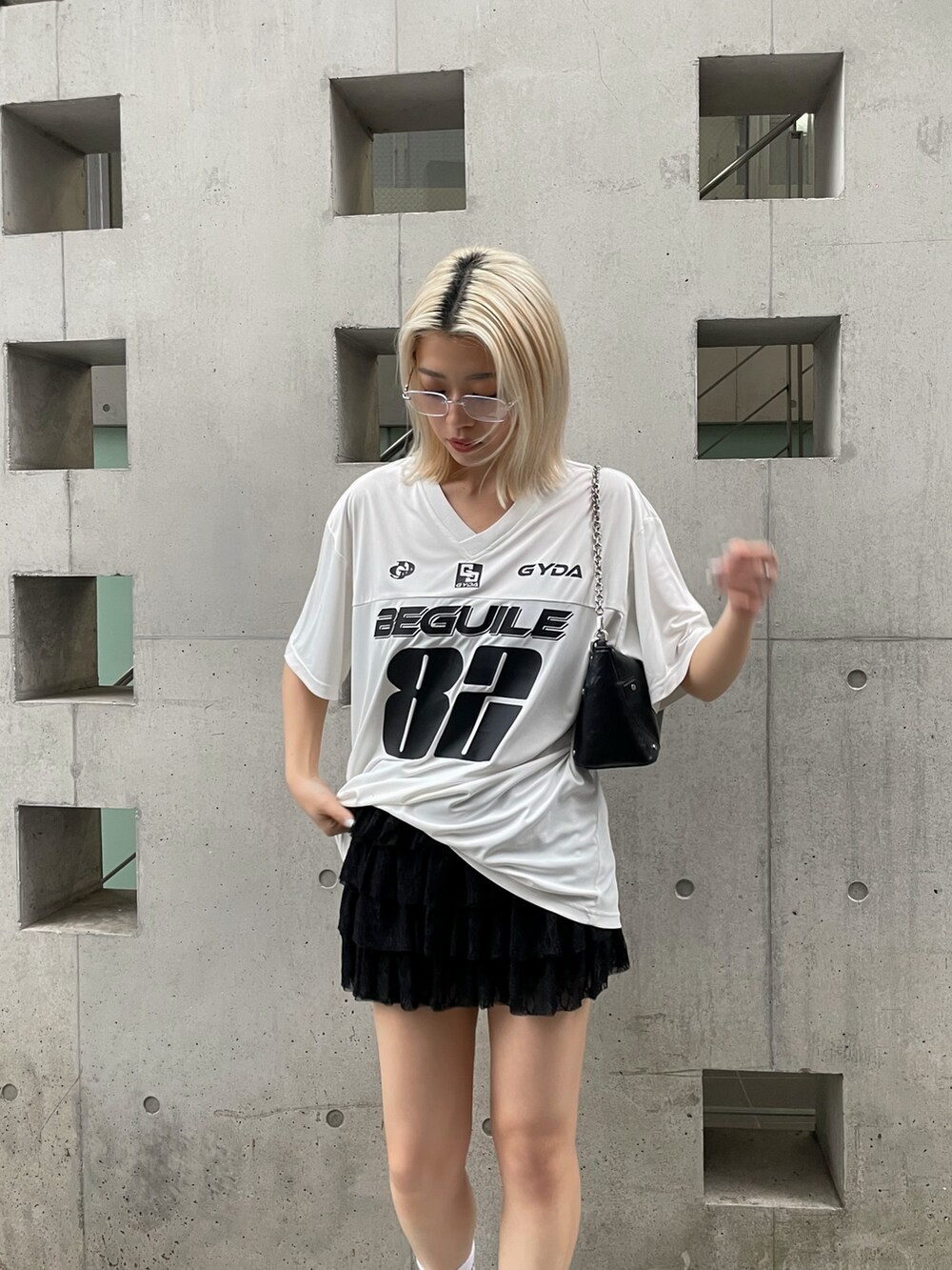 ホワイト系のTシャツ/カットソー、ブラック系のその他パンツを着用したレディースの夏コーディネートの2枚目の写真