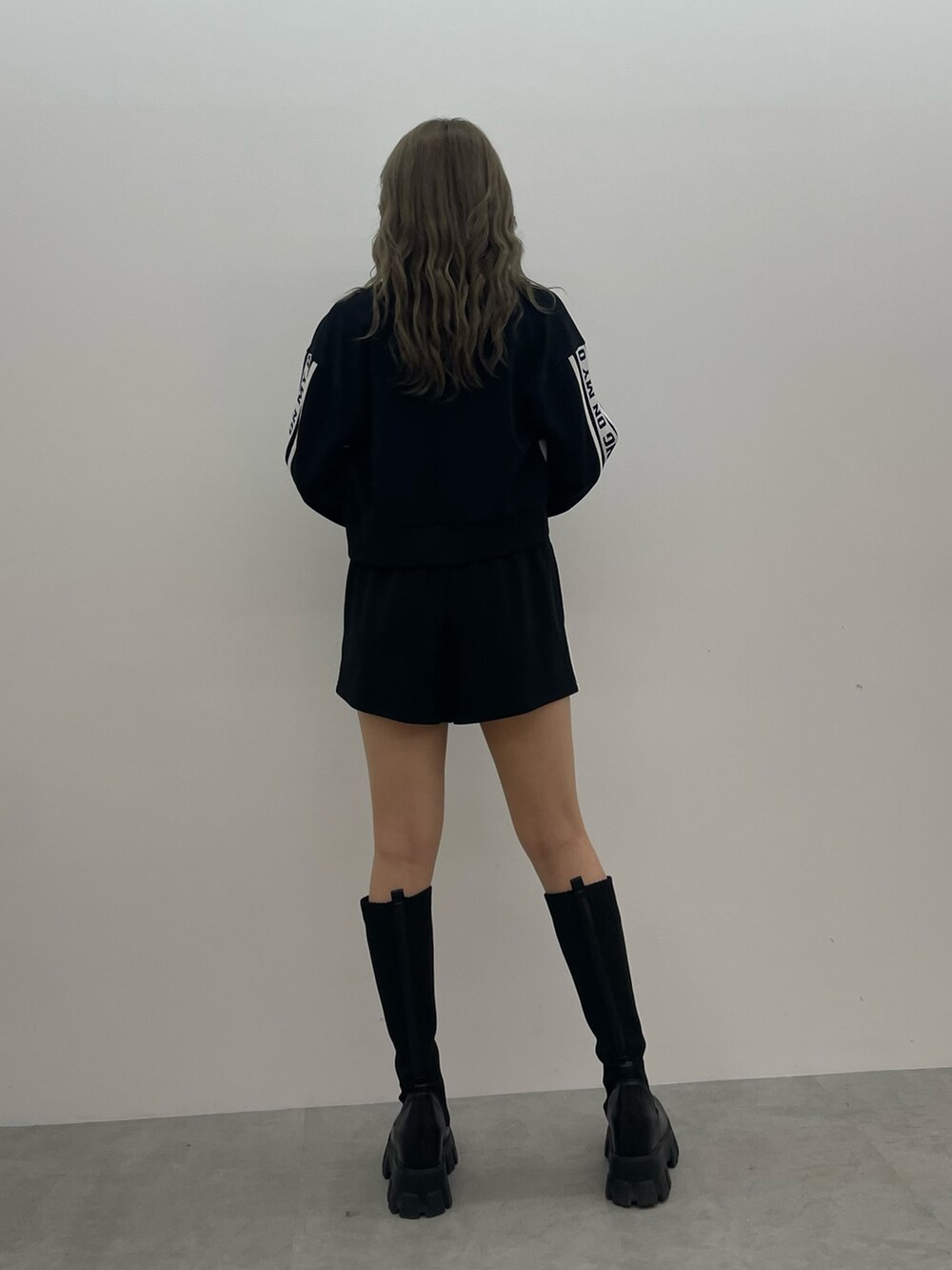 ブラック系のブルゾン、ブラック系のその他パンツ、ブラック系のブーツを着用したレディースの夏コーディネートの3枚目の写真