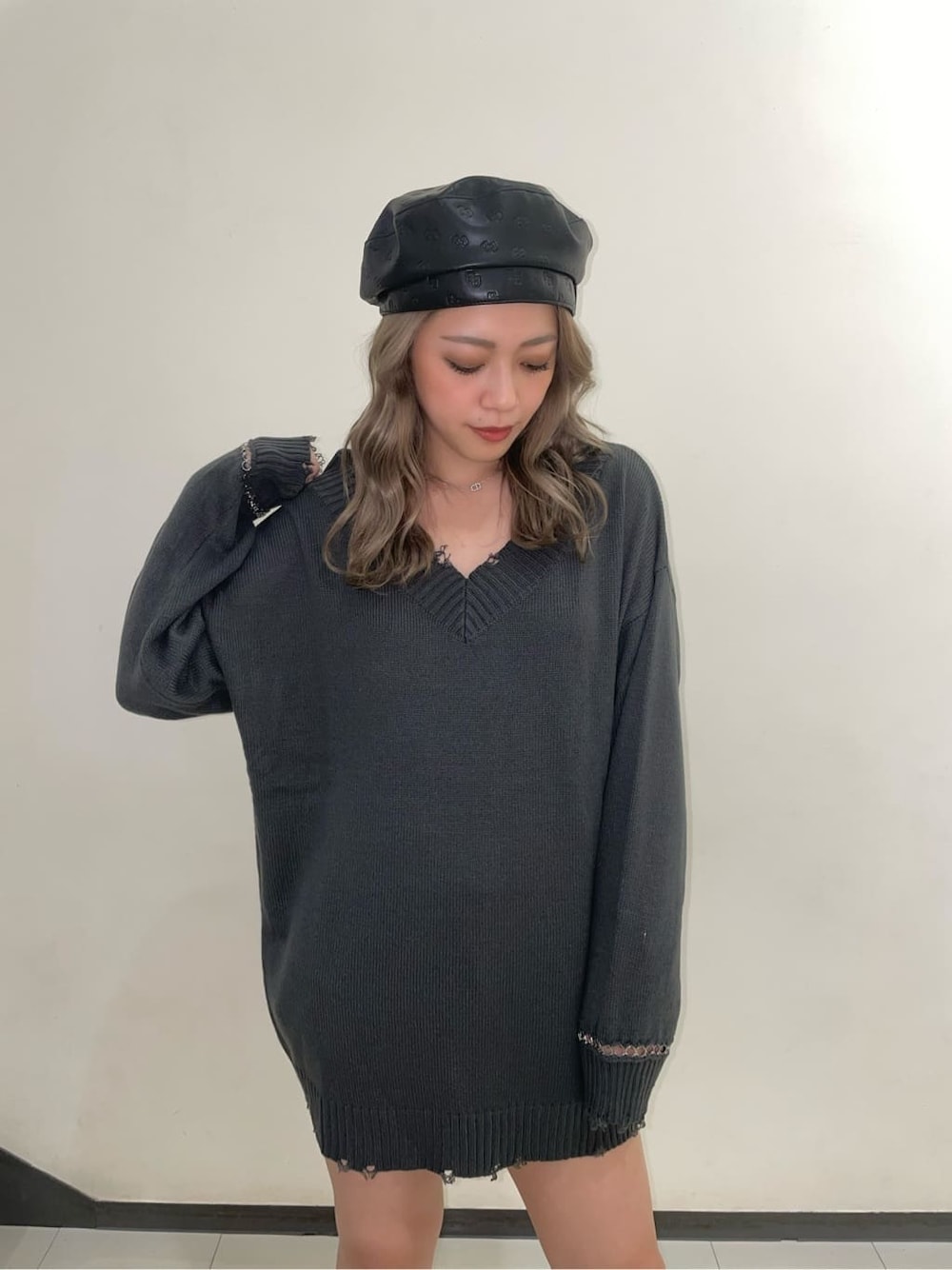 グレー系のニット/セーター、ブルー系のデニムパンツ、ブラック系のブーツを着用したレディースの夏コーディネートの4枚目の写真