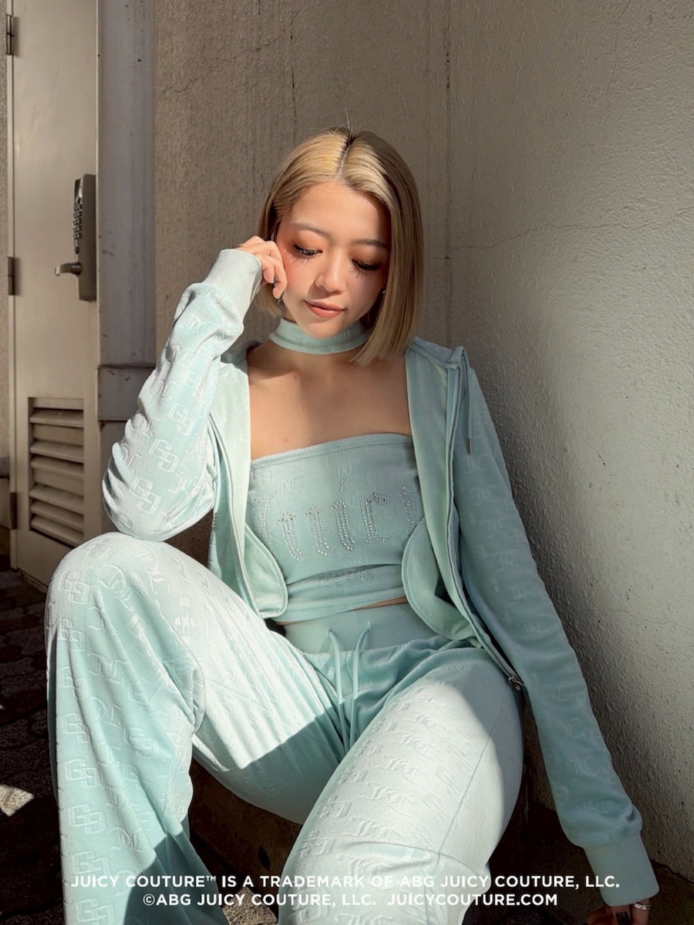 ピンク系のパーカー、ピンク系のスウェットパンツ、ブラック系のスウェットパンツを着用したレディースの冬コーディネートの4枚目の写真