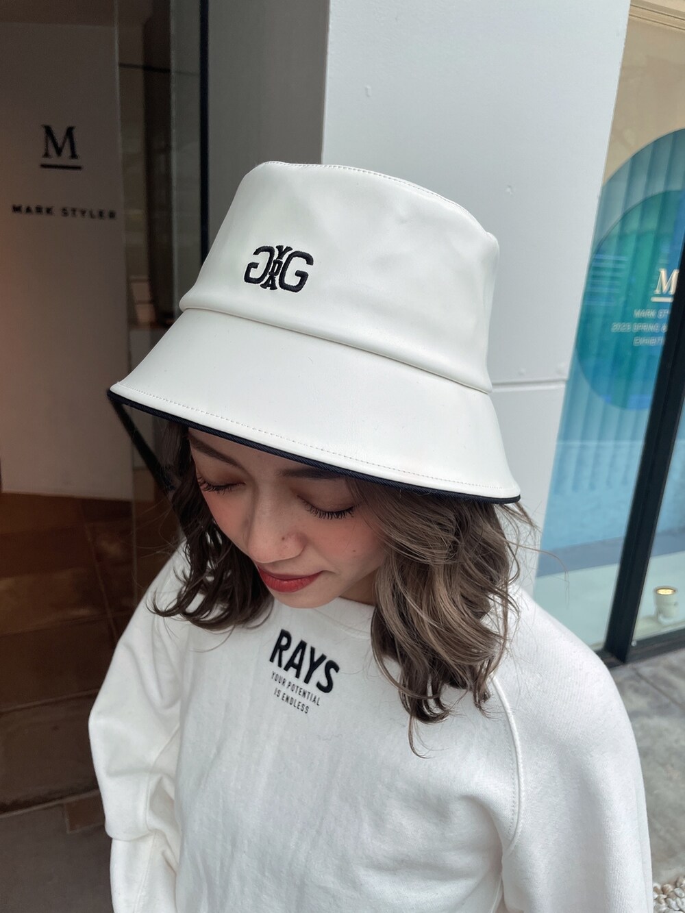 ホワイト系のスウェット、ブルー系のデニムパンツ、ホワイト系のスニーカーを着用したレディースの冬コーディネートの7枚目の写真