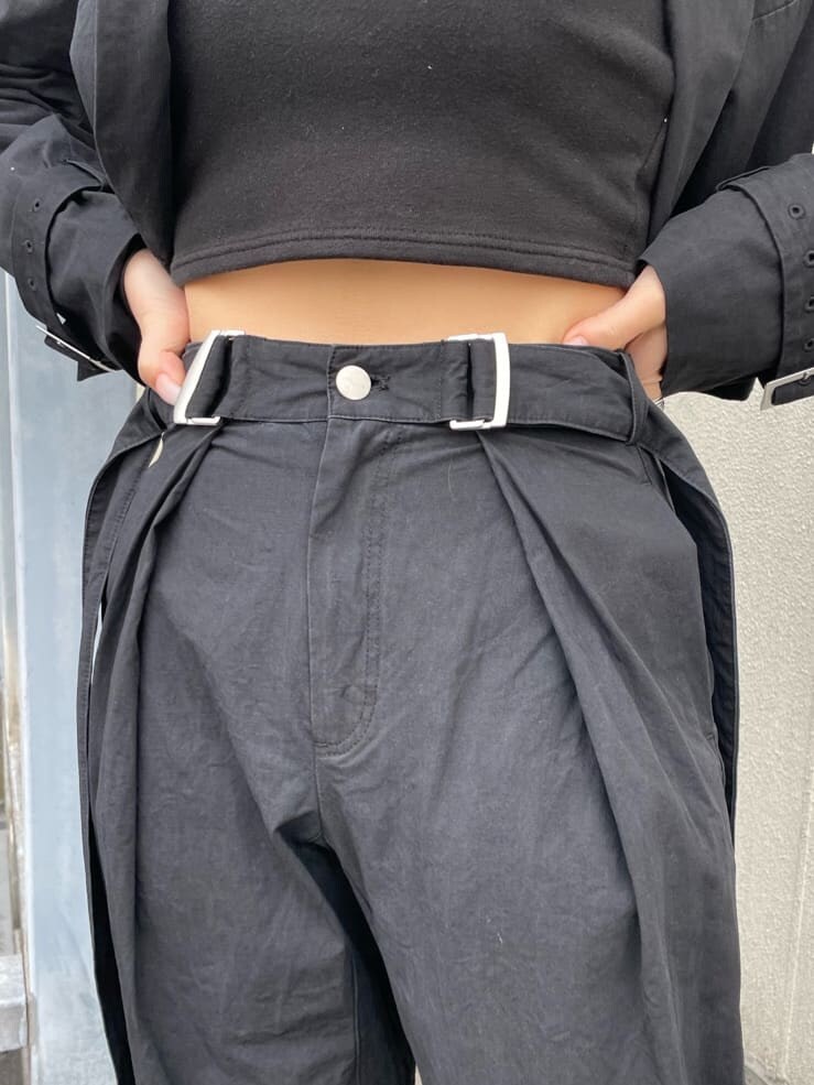 ブラック系のパンプス、ブラック系のスラックス、ブラック系のキャミソールを着用したレディースの春コーディネートの8枚目の写真