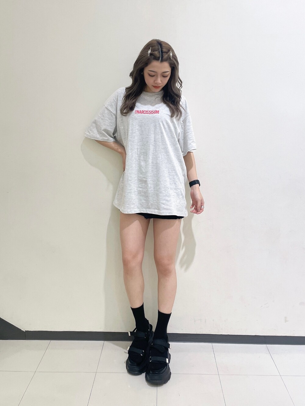 ホワイト系のTシャツ/カットソー、ブラック系のサンダル、ブラック系のソックス/靴下を着用したレディースの春コーディネートの2枚目の写真