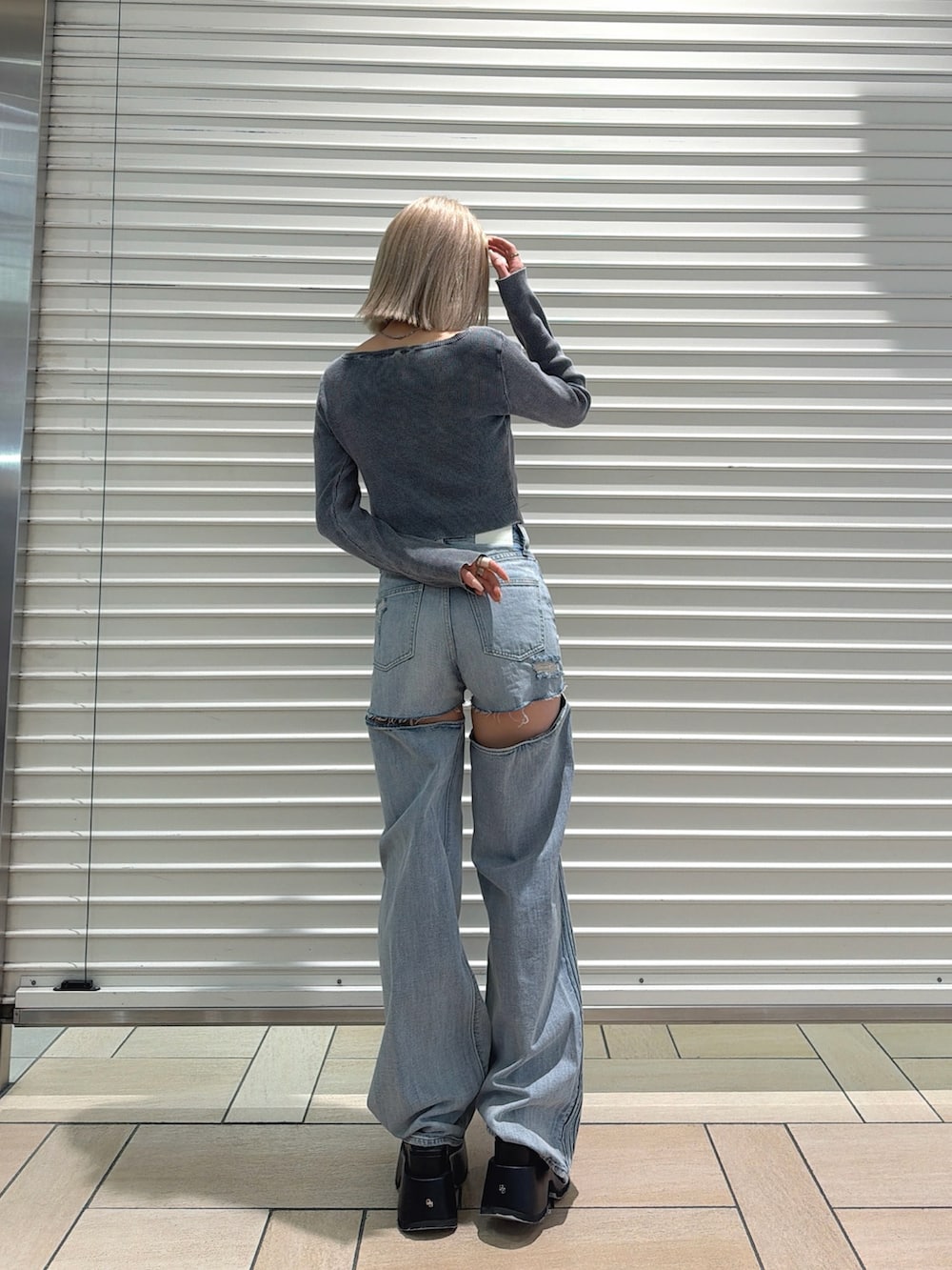 ピンク系のニット/セーター、ブルー系のニット/セーター、ブルー系のデニムパンツを着用したレディースの春コーディネートの3枚目の写真