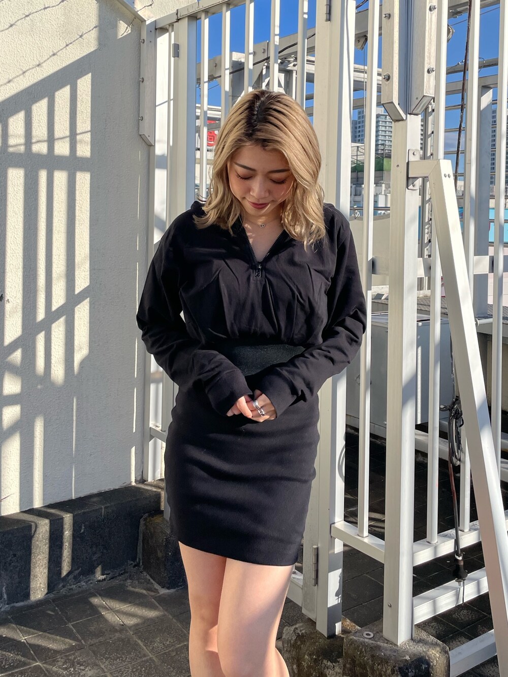 ブラック系のワンピースを着用したレディースの冬コーディネートの5枚目の写真