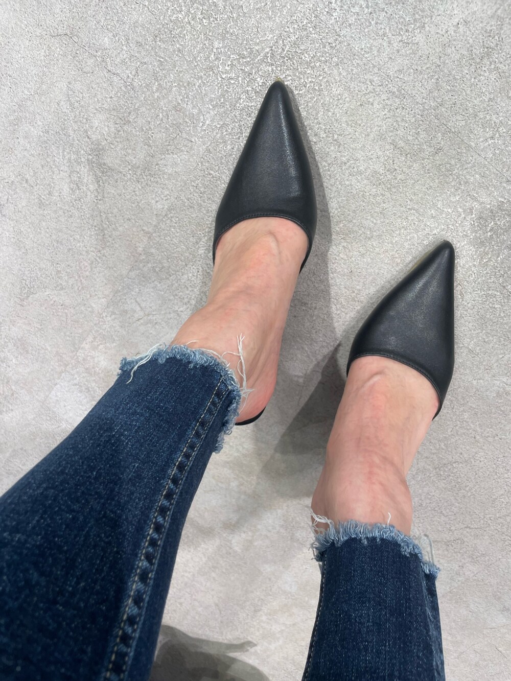 ホワイト系のTシャツ/カットソー、ブルー系のデニムパンツ、ブラック系のパンプスを着用したレディースの春コーディネートの9枚目の写真