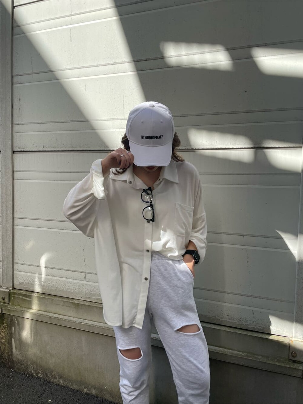 ホワイト系のパンプス、グレー系のその他パンツ、ホワイト系のシャツ/ブラウスを着用したレディースの冬コーディネートの5枚目の写真