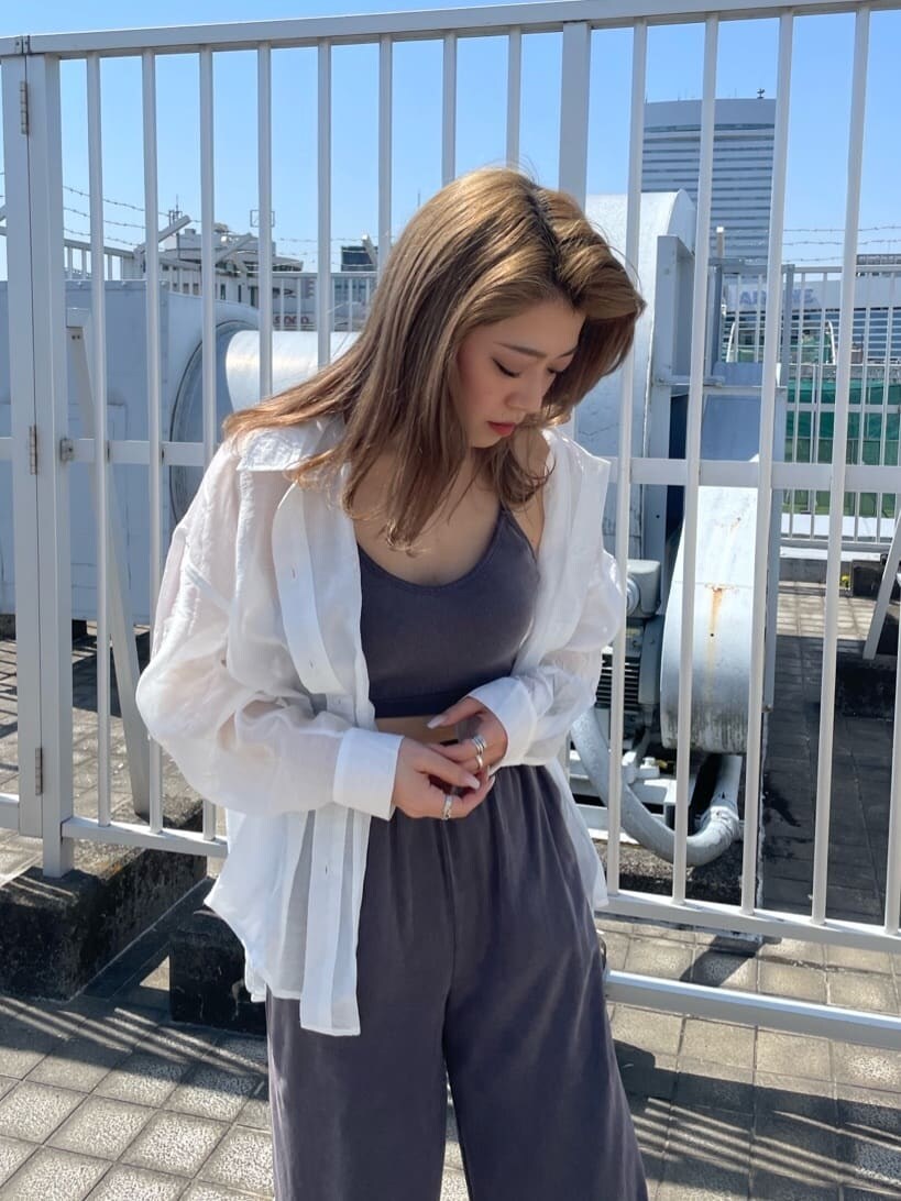ホワイト系のシャツ/ブラウス、グレー系のその他パンツ、グレー系のキャミソールを着用したレディースの春コーディネートの5枚目の写真