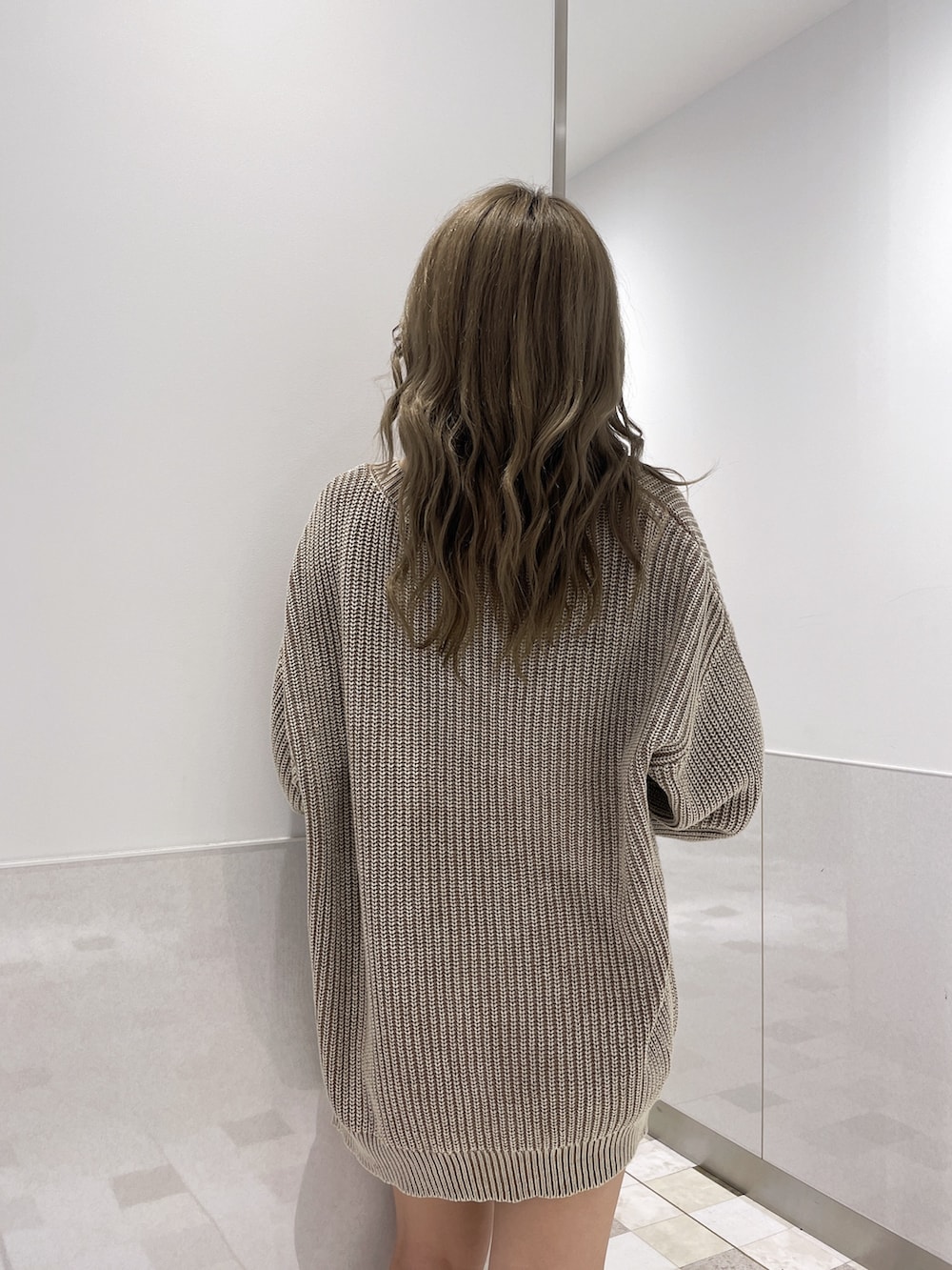 ブルー系のデニムスカート、ブラック系のブーツ、ベージュ系のカーディガン/ボレロを着用したレディースの夏コーディネートの5枚目の写真