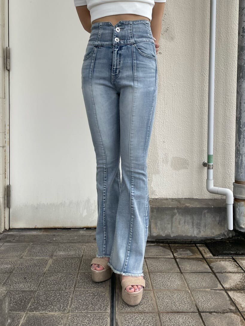ホワイト系のサンダル、ブルー系のデニムパンツ、ホワイト系のTシャツ/カットソーを着用したレディースの夏コーディネートの5枚目の写真