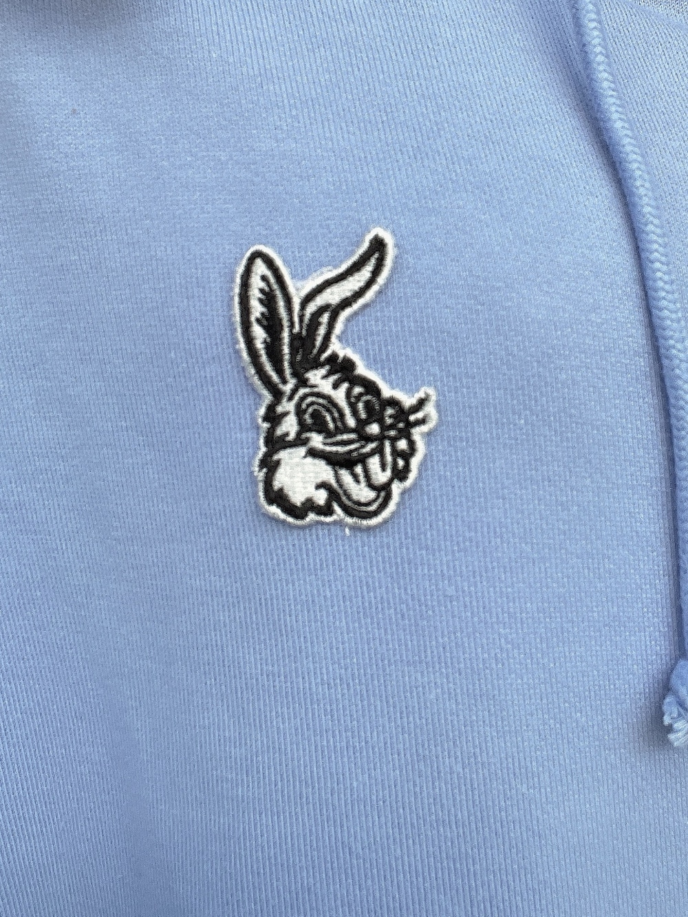 ブルー系のパーカー、ブラック系のブーツを着用したレディースの秋コーディネートの7枚目の写真