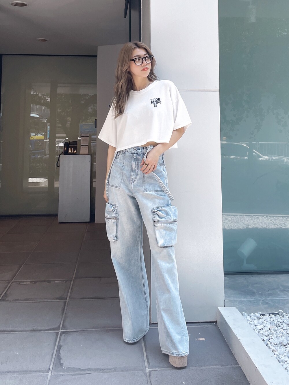 ホワイト系のTシャツ/カットソー、ブルー系のデニムパンツ、ホワイト系のサンダルを着用したレディースの夏コーディネートの2枚目の写真