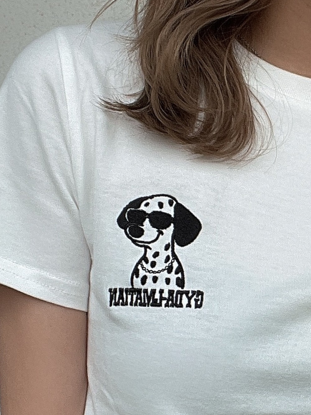ホワイト系のカーゴパンツ、ホワイト系のTシャツ/カットソーを着用したレディースの夏コーディネートの5枚目の写真