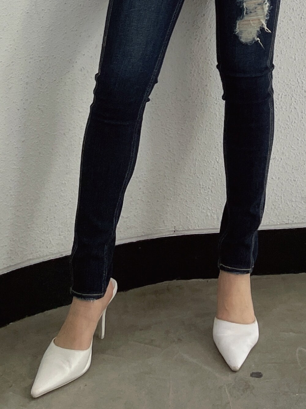 ホワイト系のカーディガン/ボレロ、ブルー系のつなぎ/オールインワン、ホワイト系のパンプスを着用したレディースの冬コーディネートの7枚目の写真