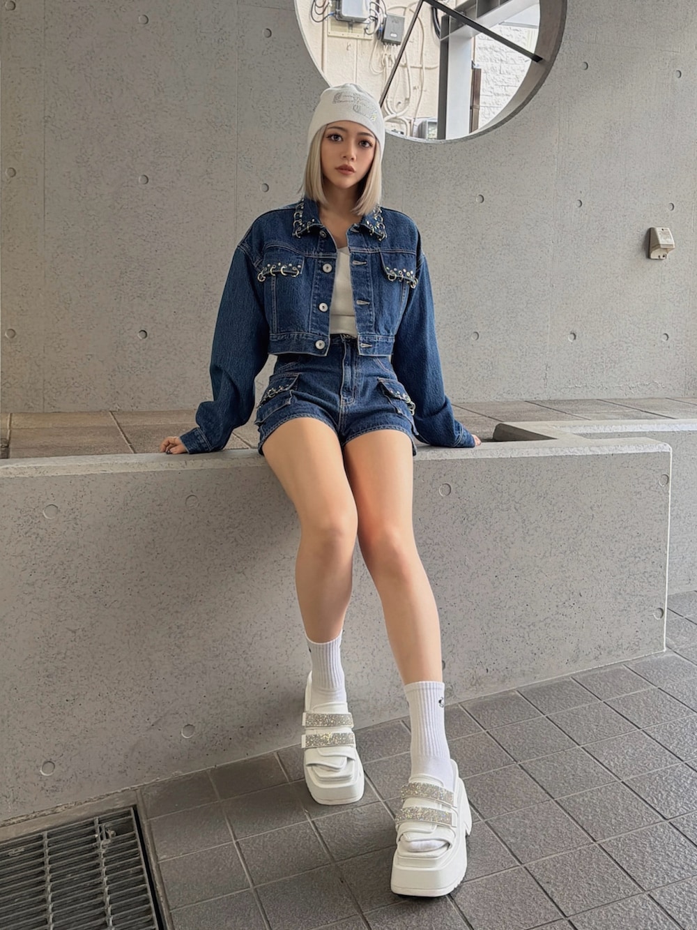 ブルー系のデニムジャケット、ブルー系のデニムパンツ、ホワイト系のTシャツ/カットソーを着用したレディースの春コーディネートの3枚目の写真