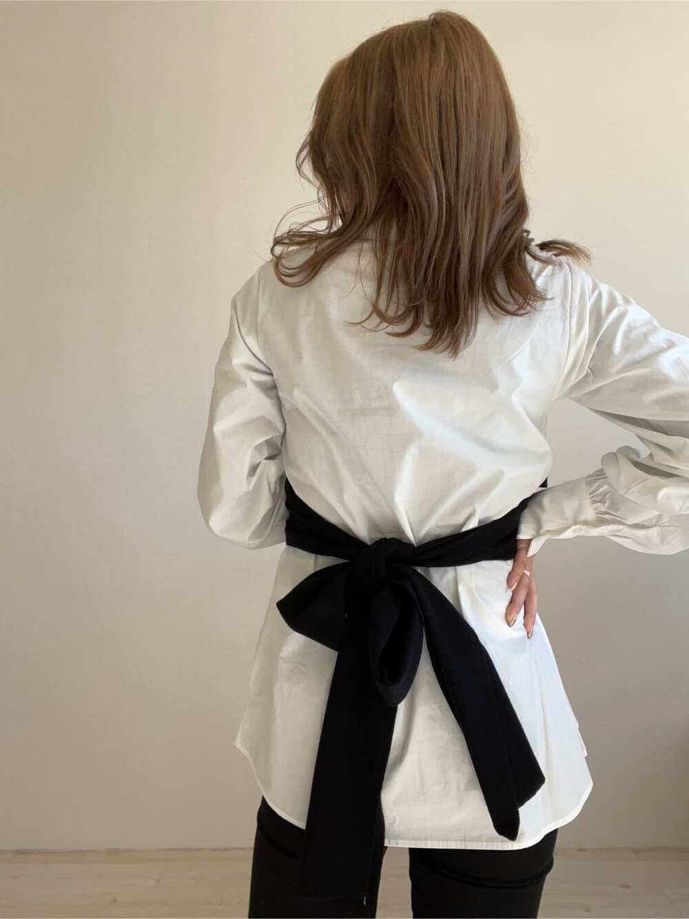 その他のデニムパンツ、ブラック系のパンプス、ブラック系のシャツ/ブラウスを着用したレディースの冬コーディネートの4枚目の写真