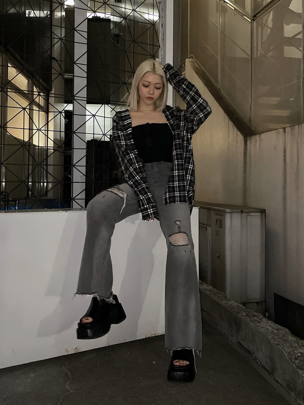 ブラック系のサンダル、グレー系のデニムパンツ、ブラック系のシャツ/ブラウスを着用したレディースの春コーディネートの2枚目の写真