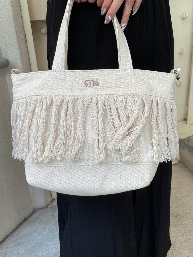 ブラック系のつなぎ/オールインワン、ブラック系のサンダル、ホワイト系のハンドバッグを着用したレディースの夏コーディネートの9枚目の写真