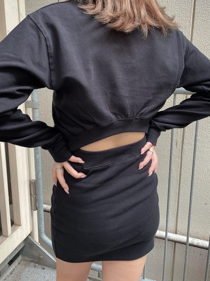 ベージュ系のMA-1、ブラック系のワンピース、ブラック系のブーツを着用したレディースの秋コーディネートの4枚目の写真