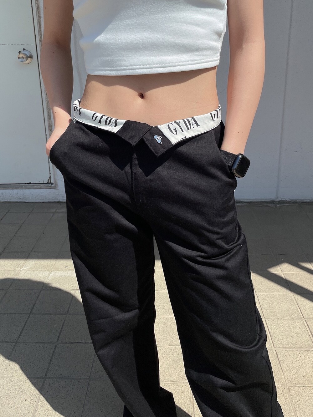 ホワイト系のキャミソール、ブラック系のその他パンツ、ブルー系のシャツ/ブラウスを着用したレディースの春コーディネートの6枚目の写真