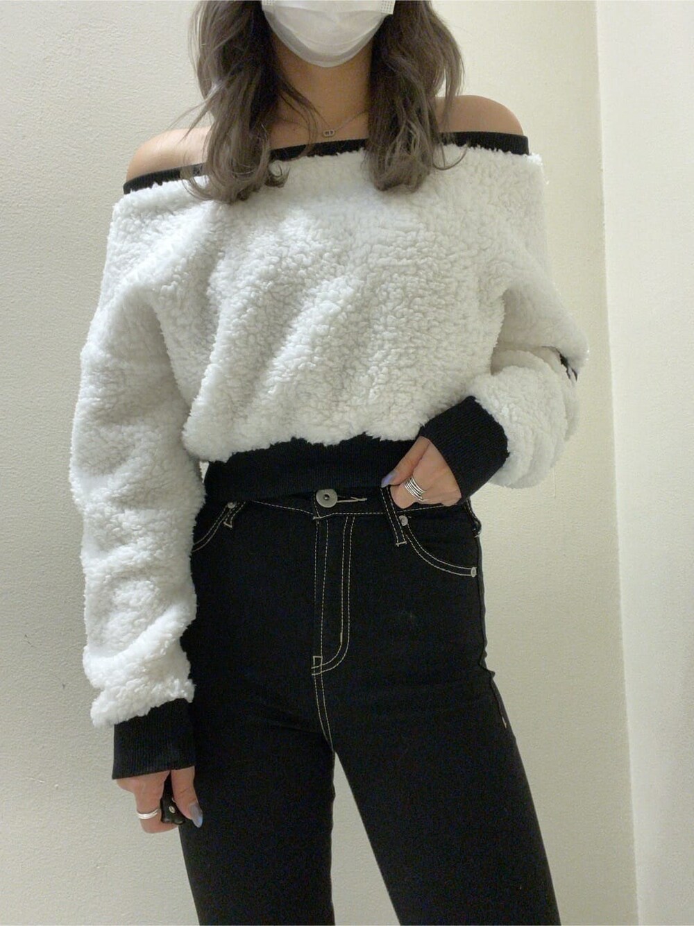 ブラック系のデニムパンツ、ブラック系のブーツ、ホワイト系のTシャツ/カットソーを着用したレディースの秋コーディネートの4枚目の写真