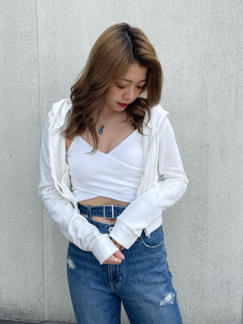 ホワイト系のパンプス、ブルー系のデニムパンツ、ホワイト系のパーカーを着用したレディースの夏コーディネートの3枚目の写真