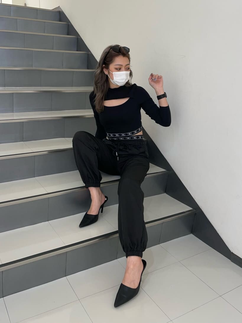 ブラック系のパンプス、ブラック系のその他パンツ、ブラック系のTシャツ/カットソーを着用したレディースの秋コーディネートの4枚目の写真