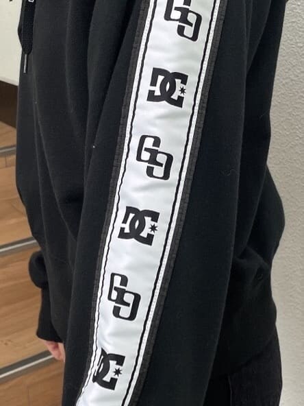 ブラック系のデニムスカート、ブラック系のブーツ、ブラック系のTシャツ/カットソーを着用したレディースの秋コーディネートの5枚目の写真