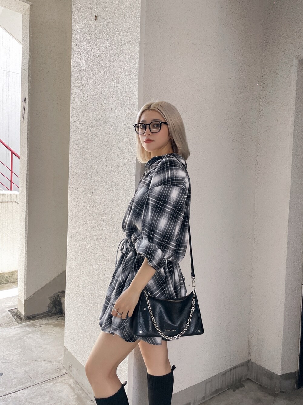 ブラック系のワンピース、ブラック系のブーツを着用したレディースの秋コーディネートの3枚目の写真