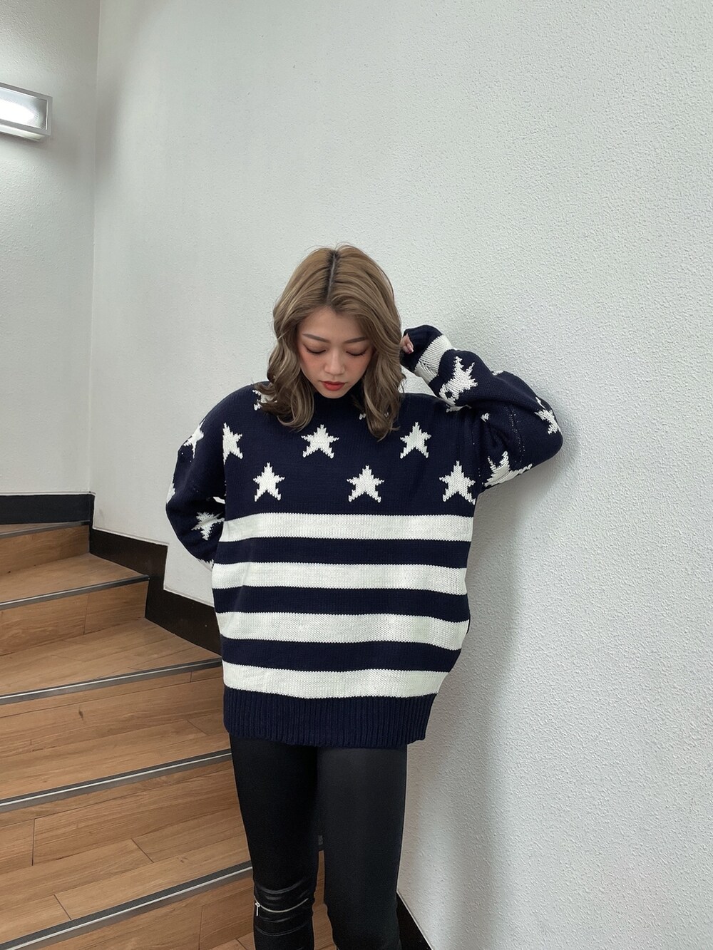 ブルー系のニット/セーター、ブラック系のその他パンツ、ホワイト系のパンプスを着用したレディースの冬コーディネートの4枚目の写真