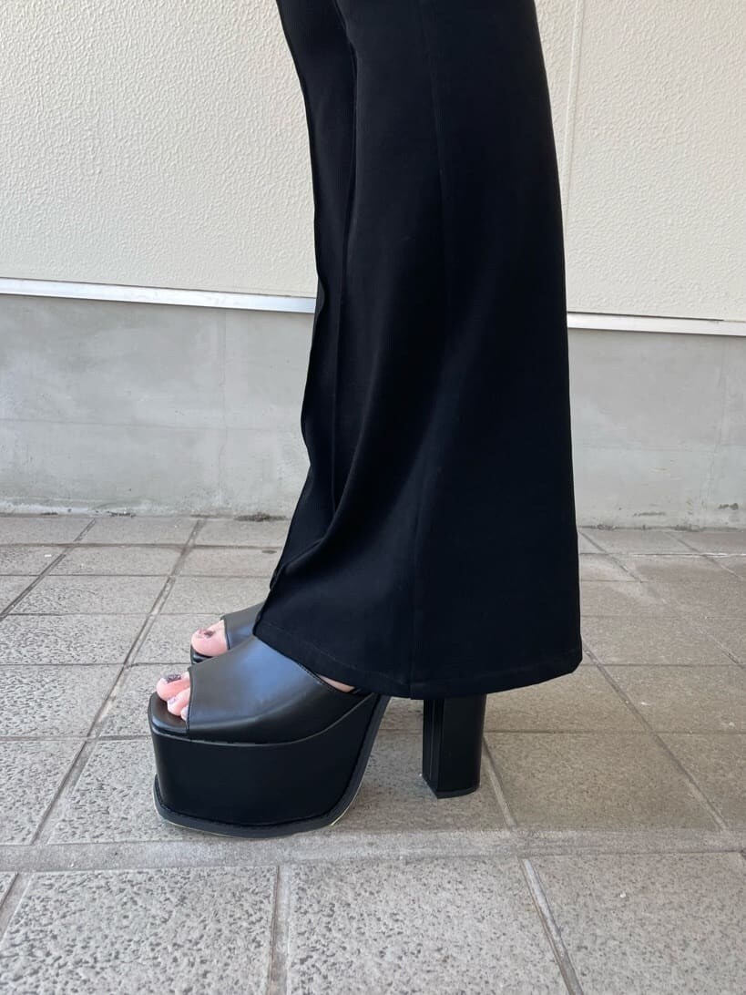 ブラック系のサンダル、ブラック系のデニムパンツ、ブラック系のタンクトップを着用したレディースの夏コーディネートの7枚目の写真