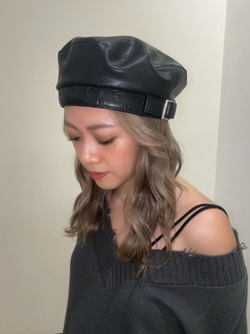 グレー系のニット/セーター、ブルー系のデニムパンツ、ブラック系のブーツを着用したレディースの夏コーディネートの7枚目の写真