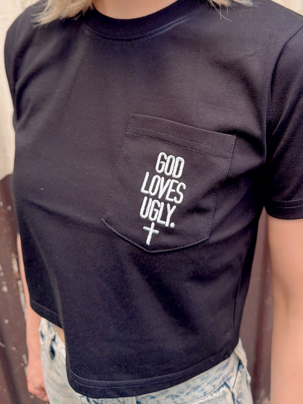 ブラック系のTシャツ/カットソー、ブラック系のスニーカー、ブルー系のつなぎ/オールインワンを着用したレディースの夏コーディネートの6枚目の写真