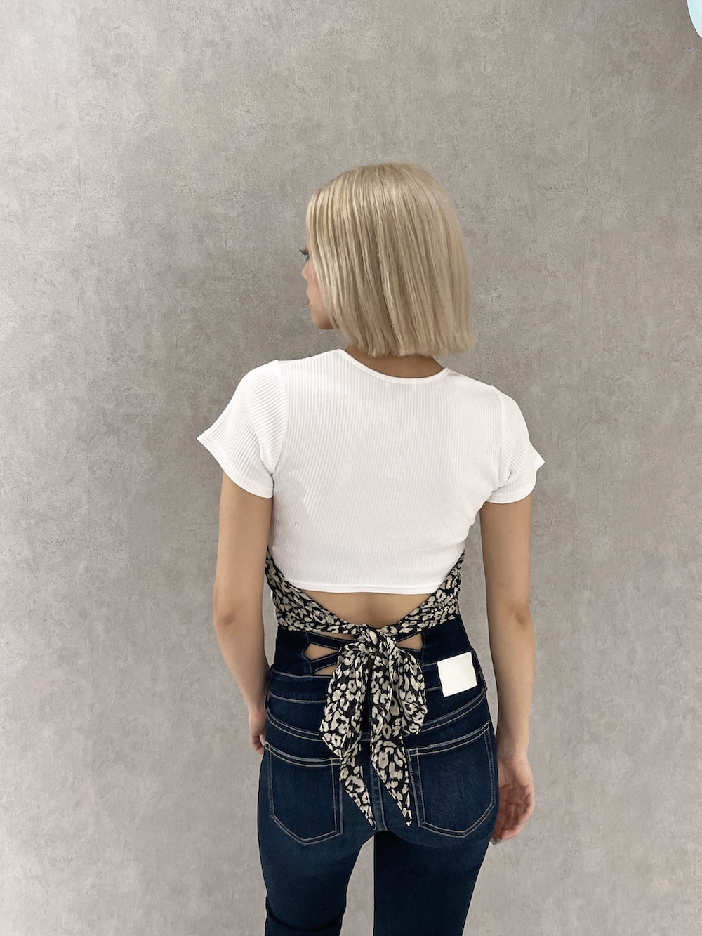 ホワイト系のTシャツ/カットソー、ブルー系のデニムパンツ、ホワイト系のサンダルを着用したレディースの夏コーディネートの3枚目の写真