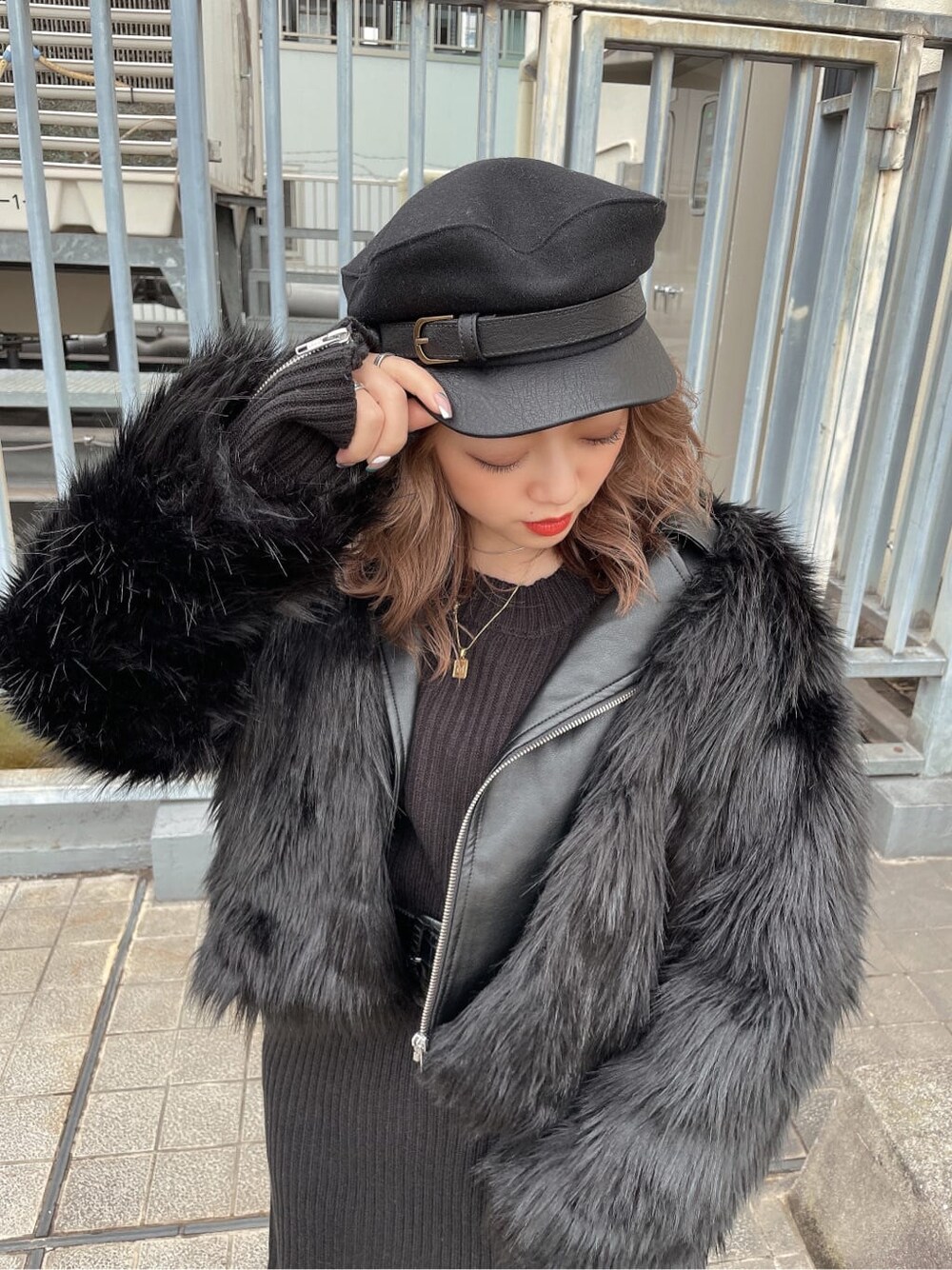 ブラック系のワンピース、ブラック系のブーツ、ブラック系のライダースジャケットを着用したレディースの秋コーディネートの4枚目の写真