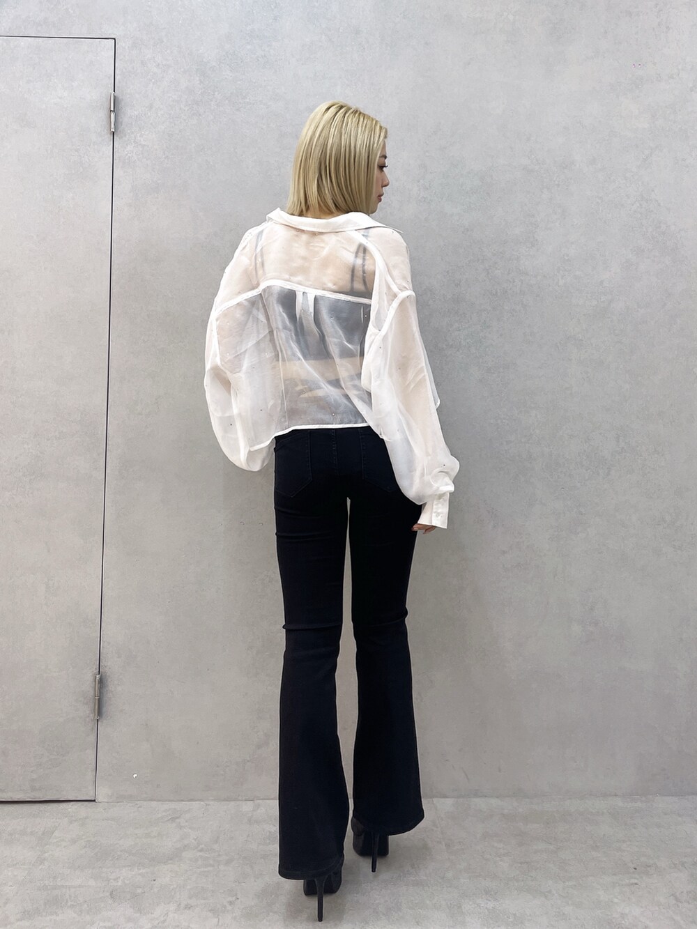 ホワイト系のシャツ/ブラウス、ブラック系のキャミソール、ブラック系のデニムパンツを着用したレディースの春コーディネートの2枚目の写真