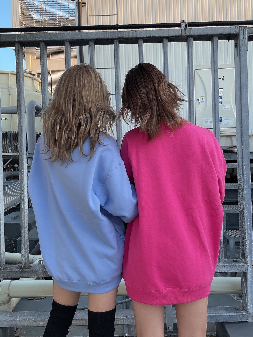 ピンク系のスウェット、ブラック系のブーツ、ブルー系のスウェットを着用したレディースの秋コーディネートの4枚目の写真