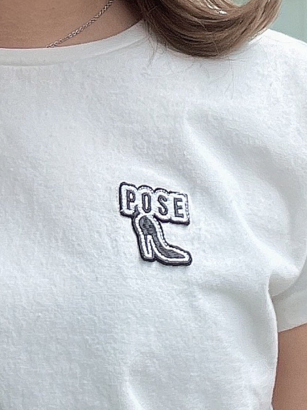 ブラック系のつなぎ/オールインワン、ホワイト系のTシャツ/カットソー、ホワイト系のパンプスを着用したレディースの春コーディネートの7枚目の写真