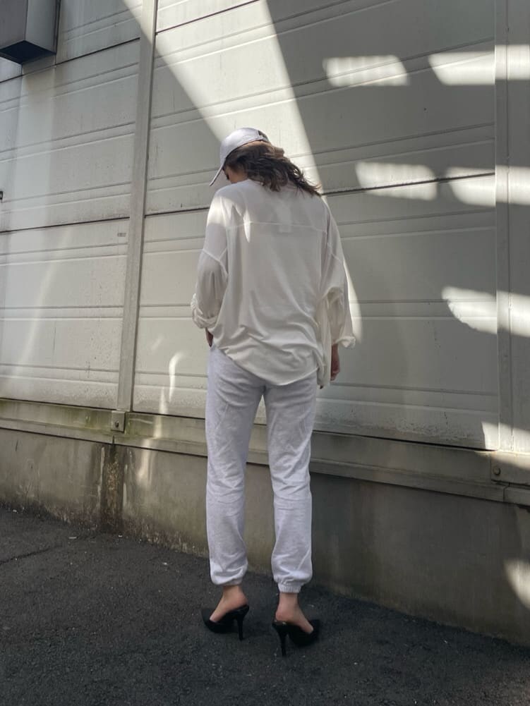 ホワイト系のパンプス、グレー系のその他パンツ、ホワイト系のシャツ/ブラウスを着用したレディースの冬コーディネートの3枚目の写真