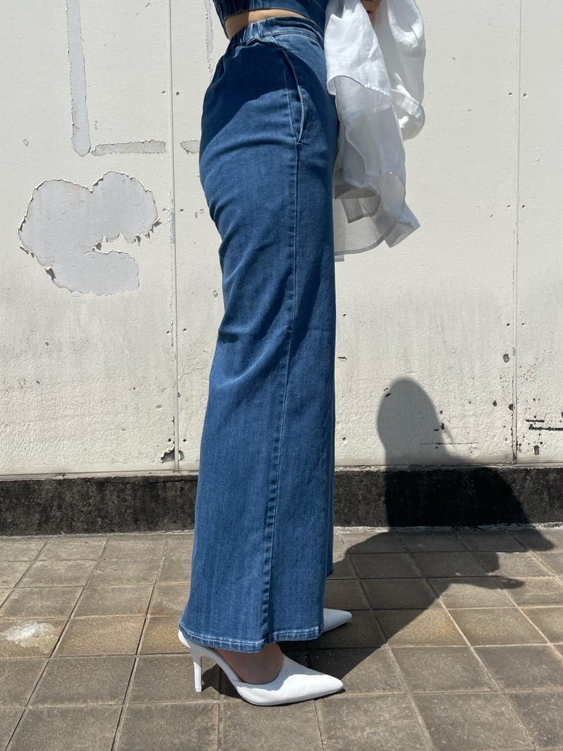 ホワイト系のパンプス、ホワイト系のシャツ/ブラウス、ブルー系のつなぎ/オールインワンを着用したレディースの春コーディネートの8枚目の写真