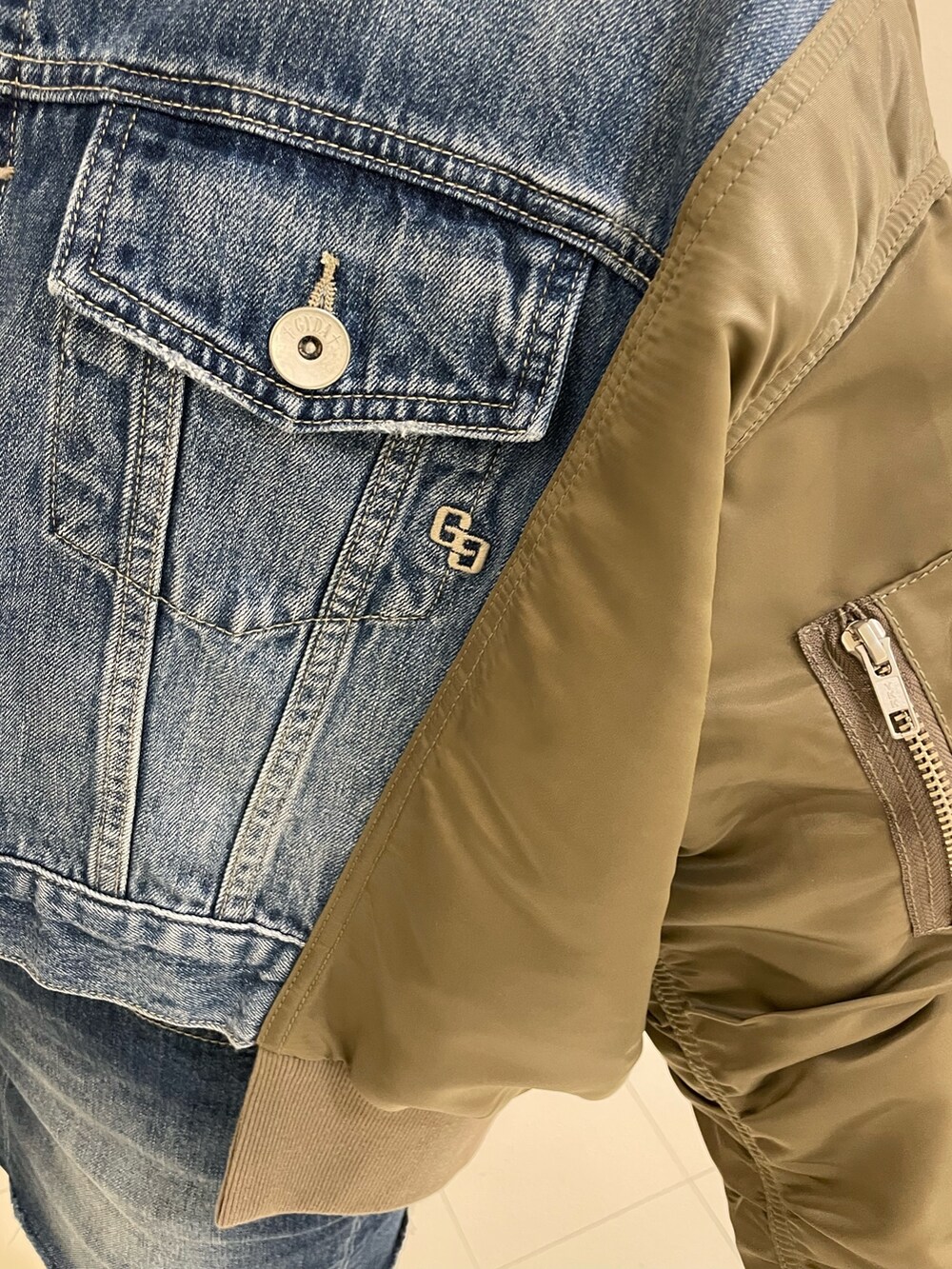 ブルー系のデニムスカート、ブラック系のブーツ、ブラック系のTシャツ/カットソーを着用したレディースの冬コーディネートの7枚目の写真