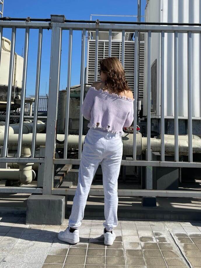 パープル系のニット/セーター、ホワイト系のパンプス、グレー系のその他パンツを着用したレディースの冬コーディネートの4枚目の写真