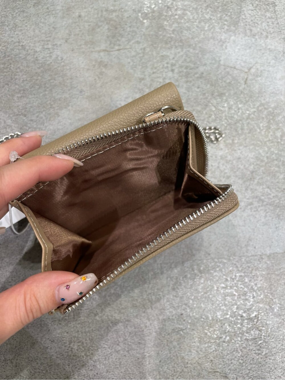 ベージュ系の財布を着用したレディースの秋コーディネートの3枚目の写真