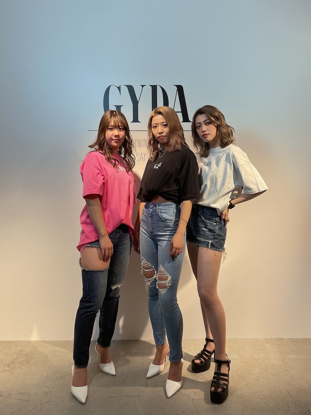 ピンク系のTシャツ/カットソー、グレー系のTシャツ/カットソー、ブラック系のTシャツ/カットソーを着用したレディースの夏コーディネートの2枚目の写真