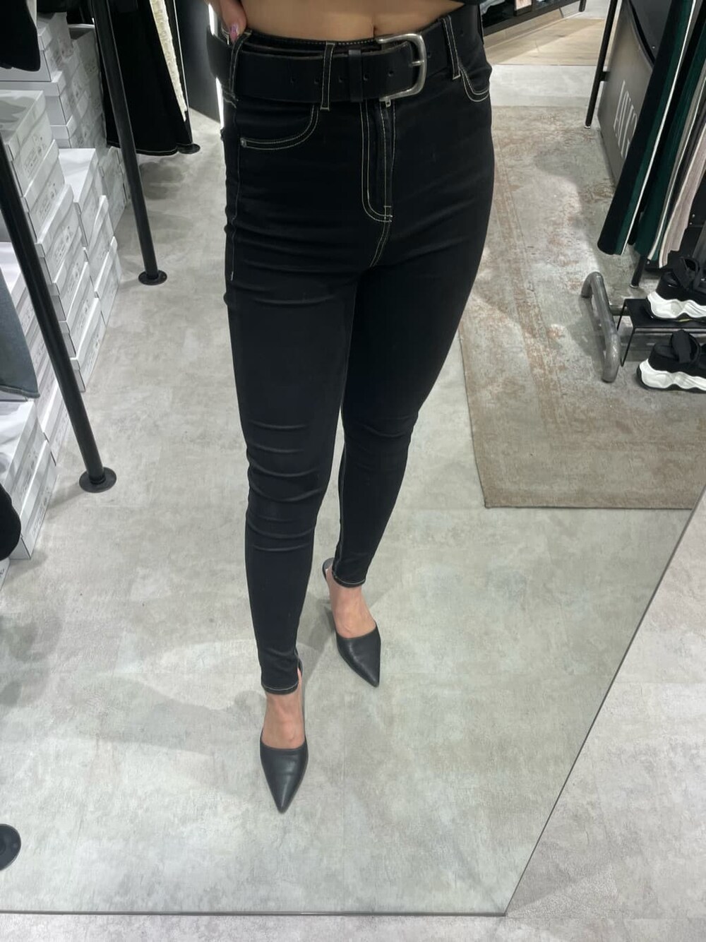 ブラック系のパンプス、ブラック系のデニムパンツ、ブラック系のTシャツ/カットソーを着用したレディースの夏コーディネートの5枚目の写真