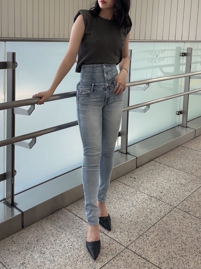 グレー系のTシャツ/カットソー、ブラック系のハンドバッグ、ブラック系のパンプスを着用したレディースの夏コーディネートの3枚目の写真