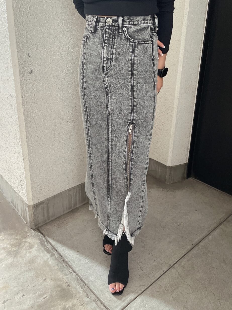 ブラック系のブーツ、ブラック系のデニムスカート、ブラック系のTシャツ/カットソーを着用したレディースの夏コーディネートの6枚目の写真