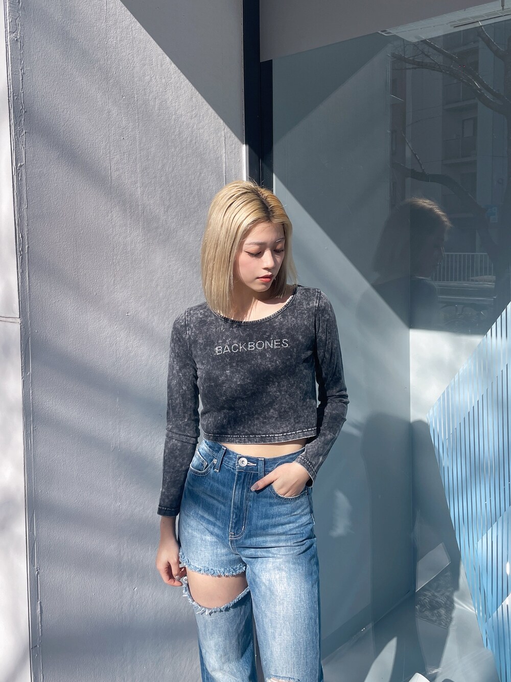 ブラック系のTシャツ/カットソー、ブルー系のデニムパンツ、ホワイト系のパンプスを着用したレディースの春コーディネートの2枚目の写真