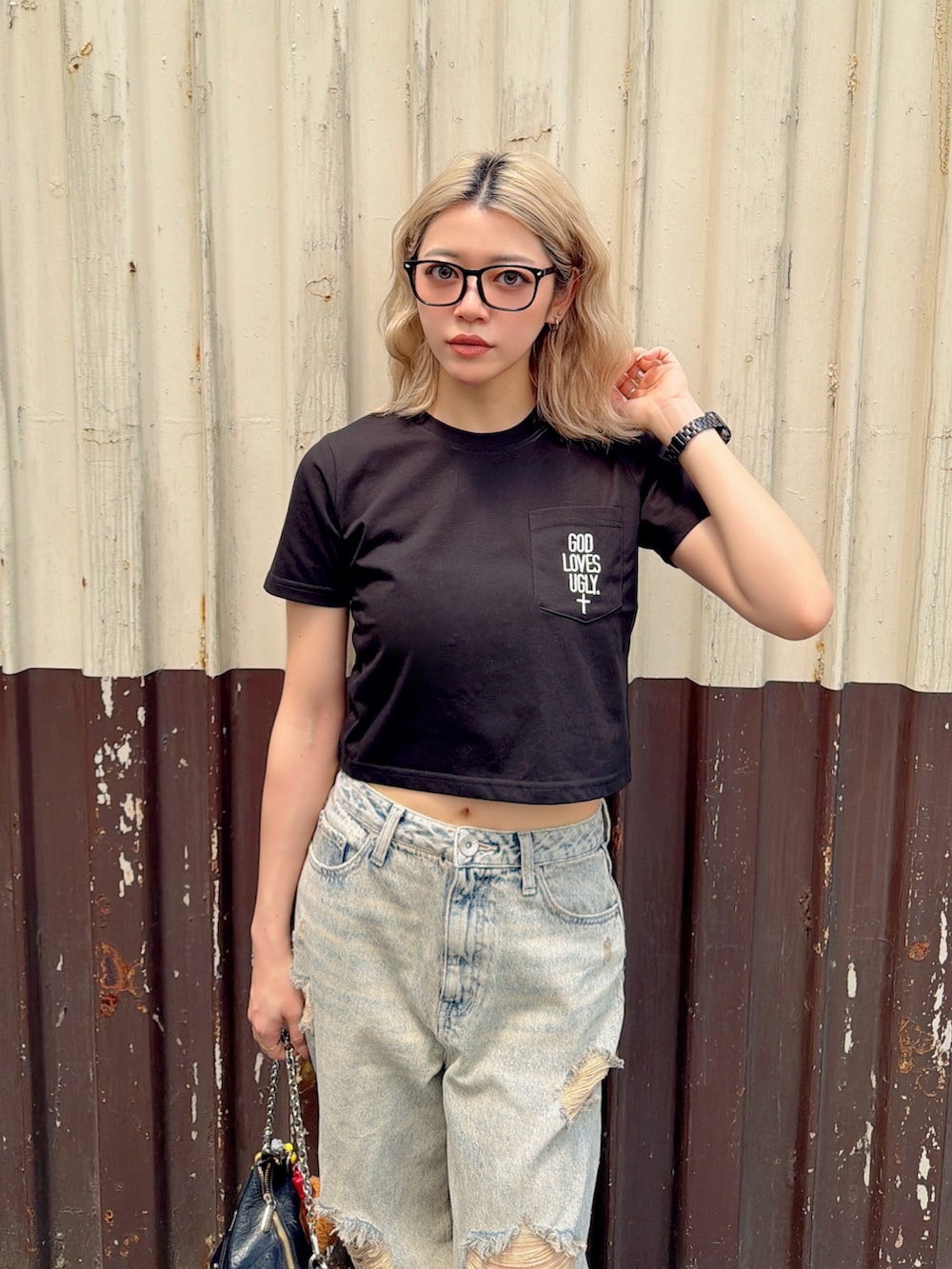 ブラック系のTシャツ/カットソー、ブラック系のスニーカー、ブルー系のつなぎ/オールインワンを着用したレディースの夏コーディネートの4枚目の写真