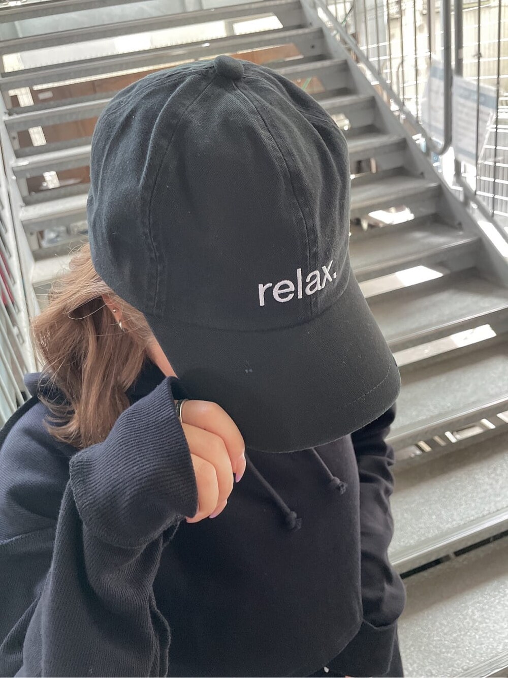 ブラック系のその他パンツ、ブラック系のパーカー、ブラック系のパンプスを着用したレディースの夏コーディネートの5枚目の写真